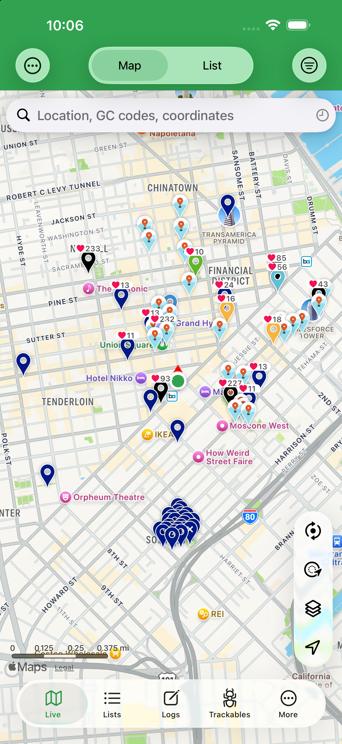 The live map with cache pins, favorite-count badges and the right-side tool stack.